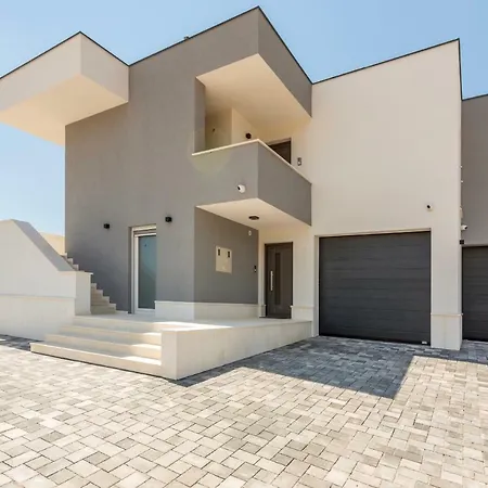 Mila Kastela Apartman Kastel Novi